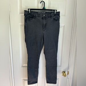 Woman’s Black Jeans by R Jeans